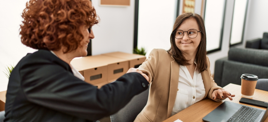 Le Duoday encourage l'emploi des personnes handicapées à travers la formation de duos avec des professionnels, le temps d'une journée.