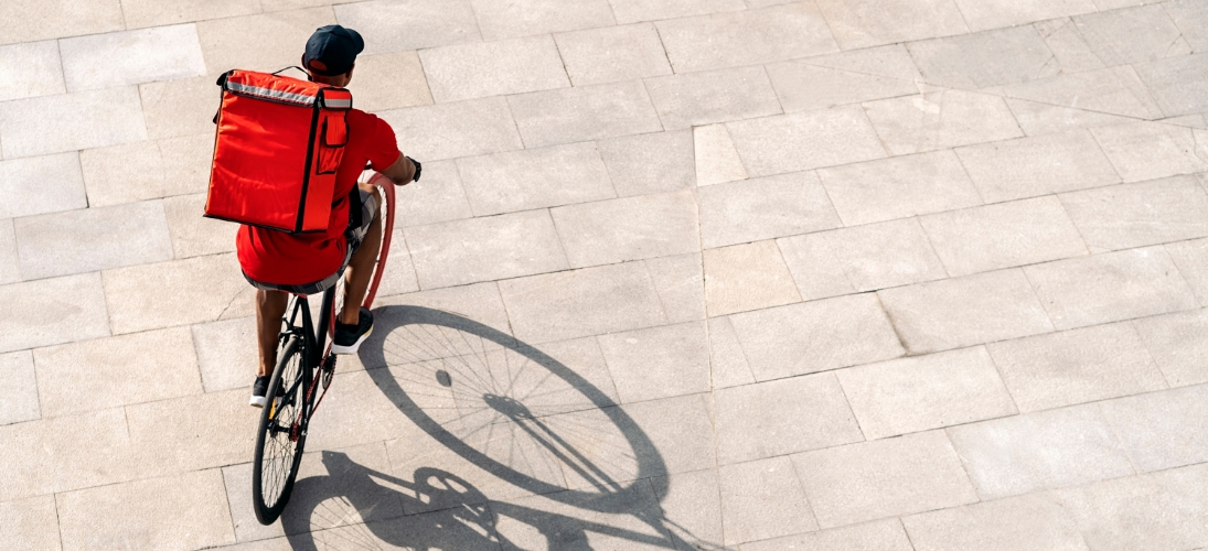 L’activité des livreurs de repas des plateformes numériques abîme les corps et les esprits, selon une nouvelle enquête.